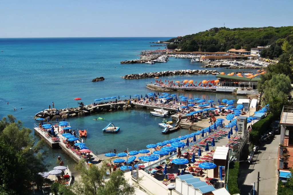 C.I.R. N. 049017LTN0011 - In vacation residence -30 mt from the sea, apartment on 2 levels, for 5 pe-FREZZINI La Perla