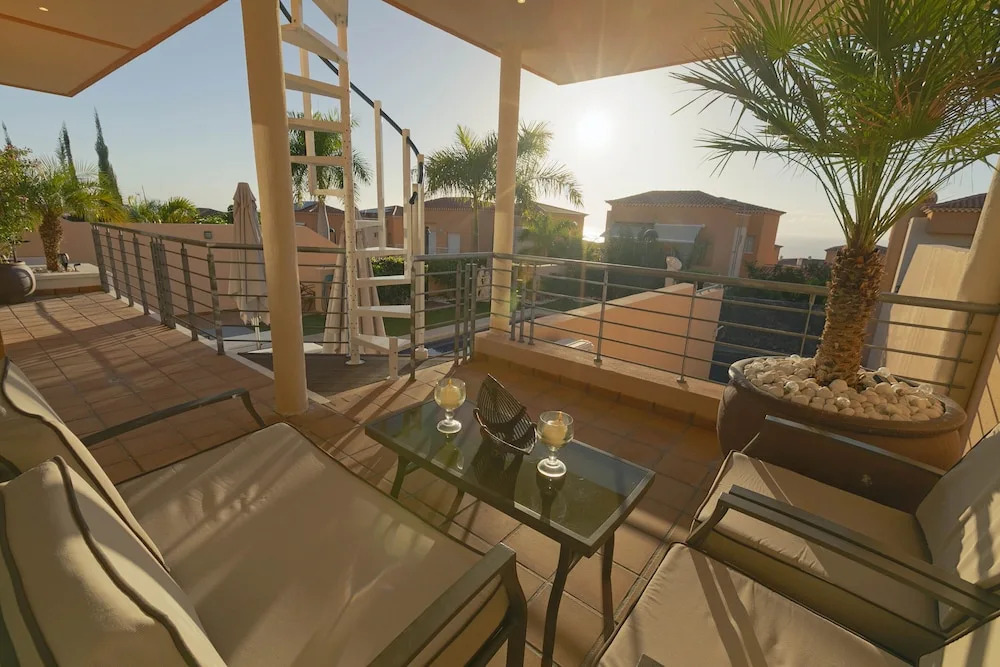 My Island Escape - Sea Views - Private Pool, Sauna