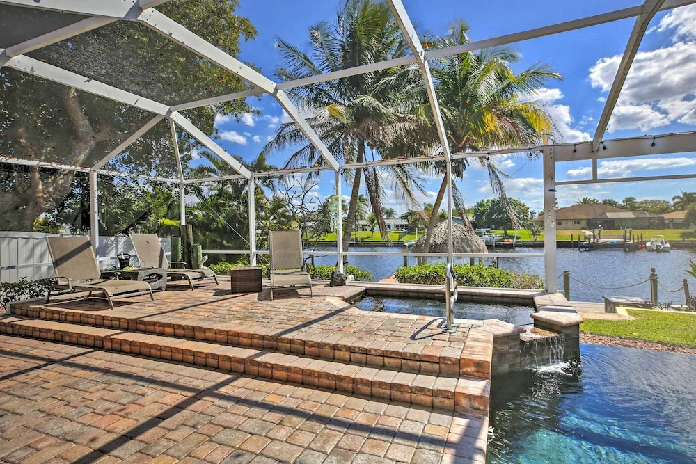 Waterfront Pool & Spa: Relaxing Cape Coral Retreat