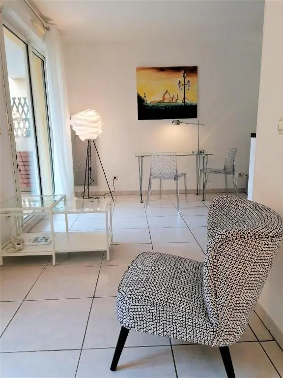 Studio neuf 25 m2, terrasse 35 m2 proche port Nice, Centre ville