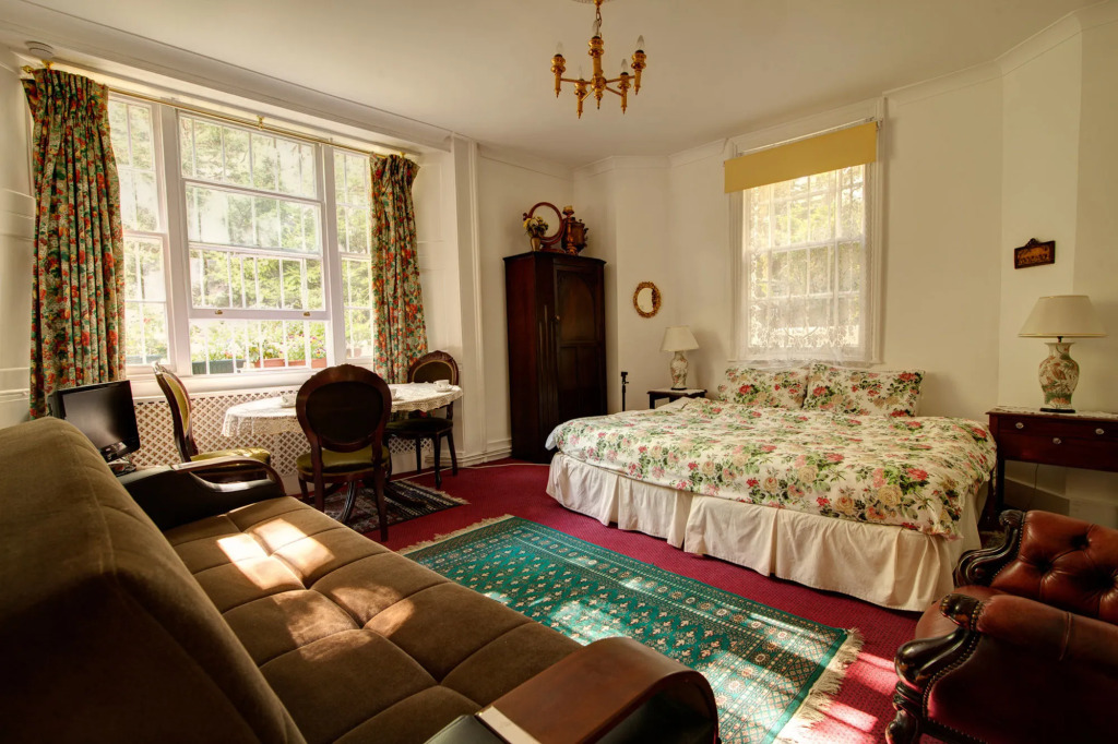 Dawson Place, Juliettes Bed and Breakfast