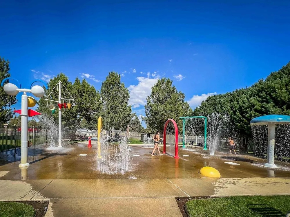 Spacious Outdoor Patio and Resort Amenities - Stylish Retreat
