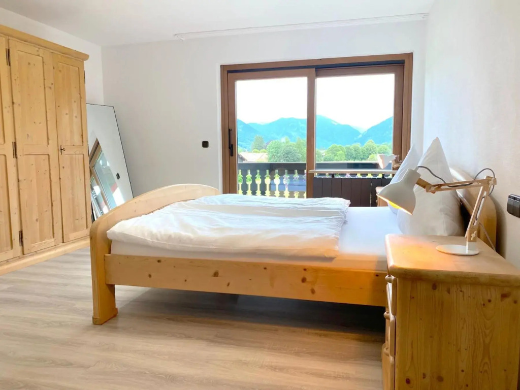 Großzügige Ferienwohnung am Tegernsee mit Südbalkon und Wallbergblick