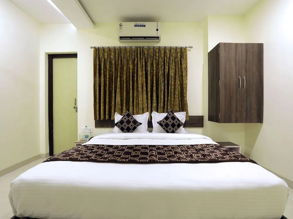 OYO 10507 Hotel Platinum
