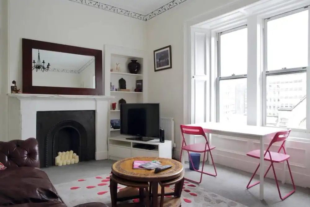 2 Bedroom Flat Near Edinburgh Castle Sleeps 5