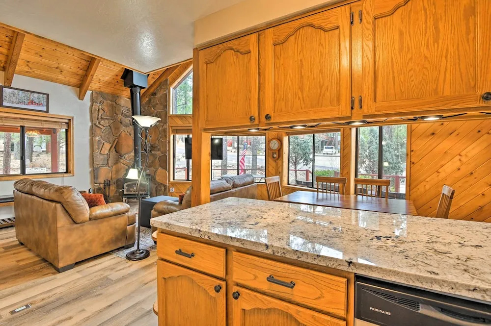1 Mi to Lake: Secluded Cabin w/ Deck in Munds Park