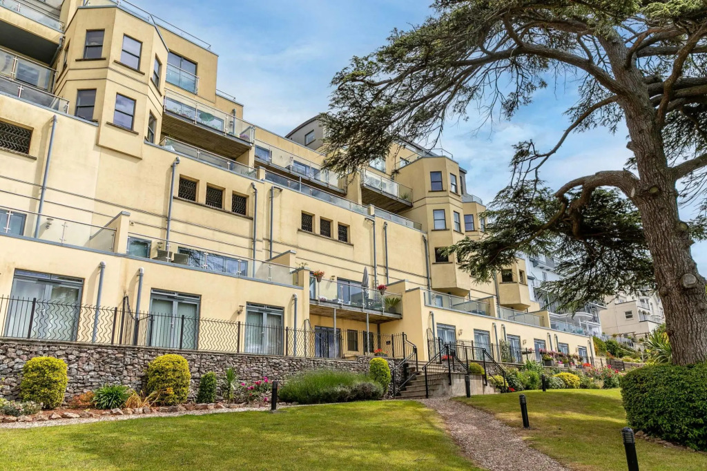 A7 Masts - Striking beachside apartment with beautiful sea views, private balcony and secure parking