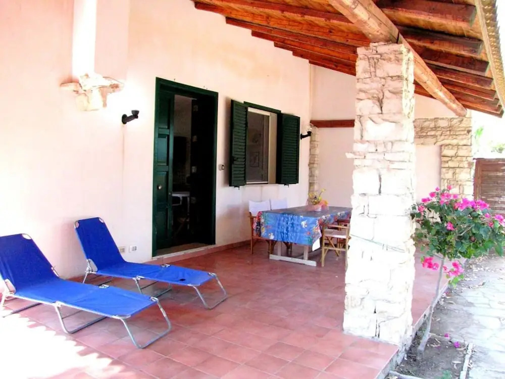 Casa Vacanza Ondablu CaseSicule, on the Beach with big Veranda and Wifi