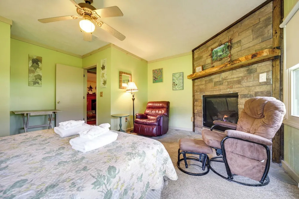 'campbell Retreat' in Maggie Valley w/ Deck!