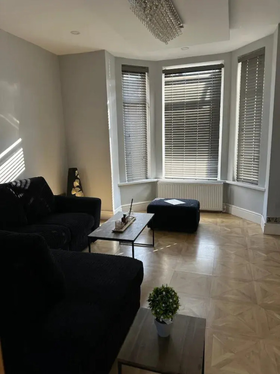 Cozy Manchester House - Stay With Host Onsite