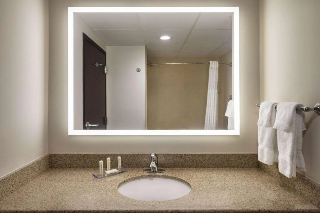 La Quinta Inn & Suites by Wyndham Lake George