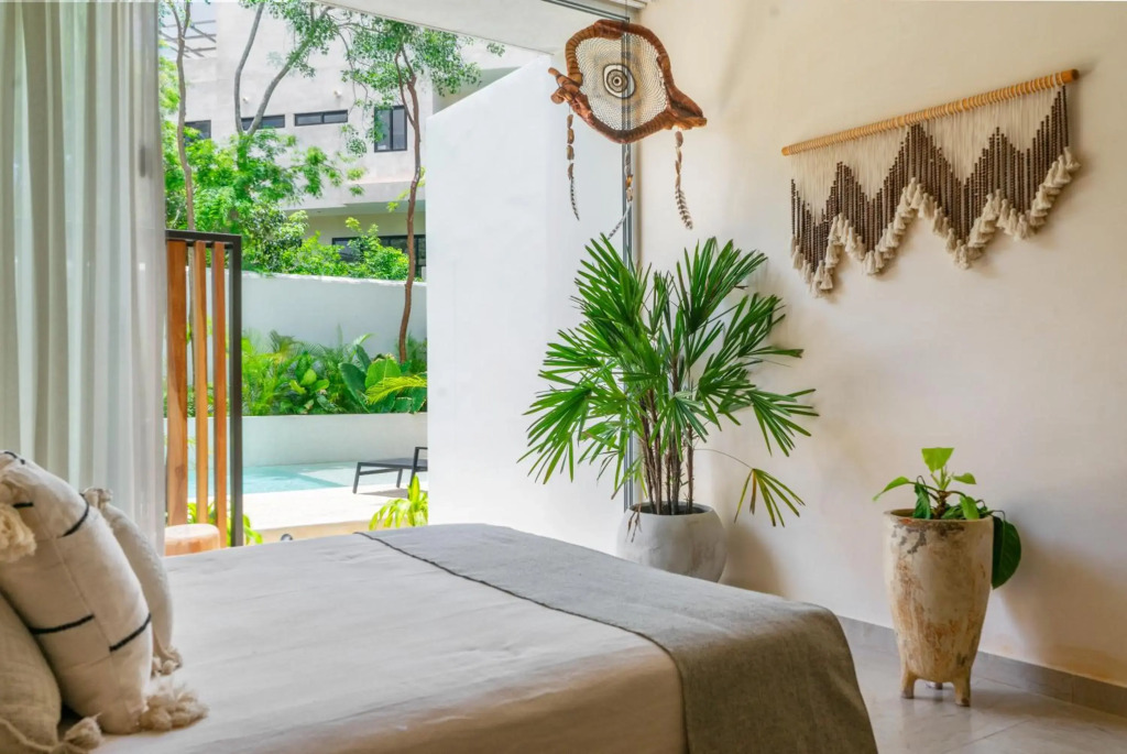 Studio wterrace, hammock, and pool access