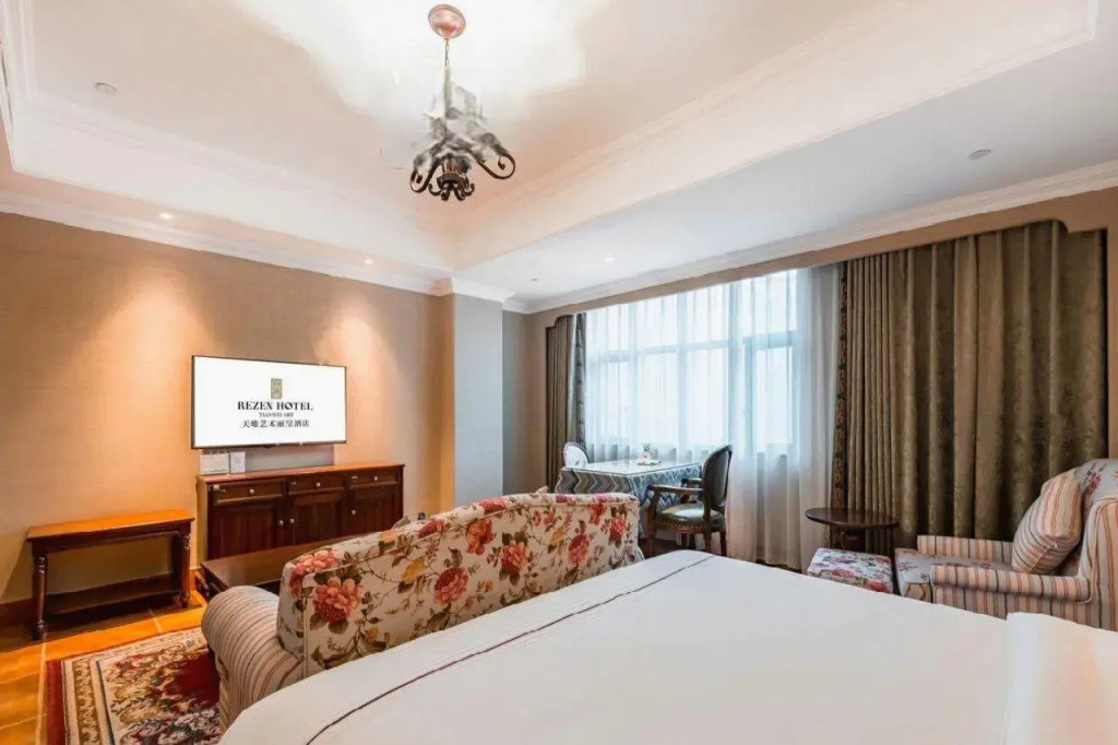 Rezen Hotel Wanda Plaza Tianwei Art Hotel