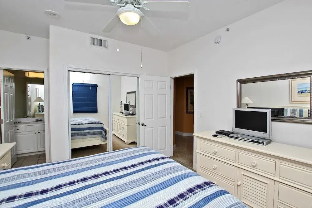 San Carlos 1509 - 3 Br condo