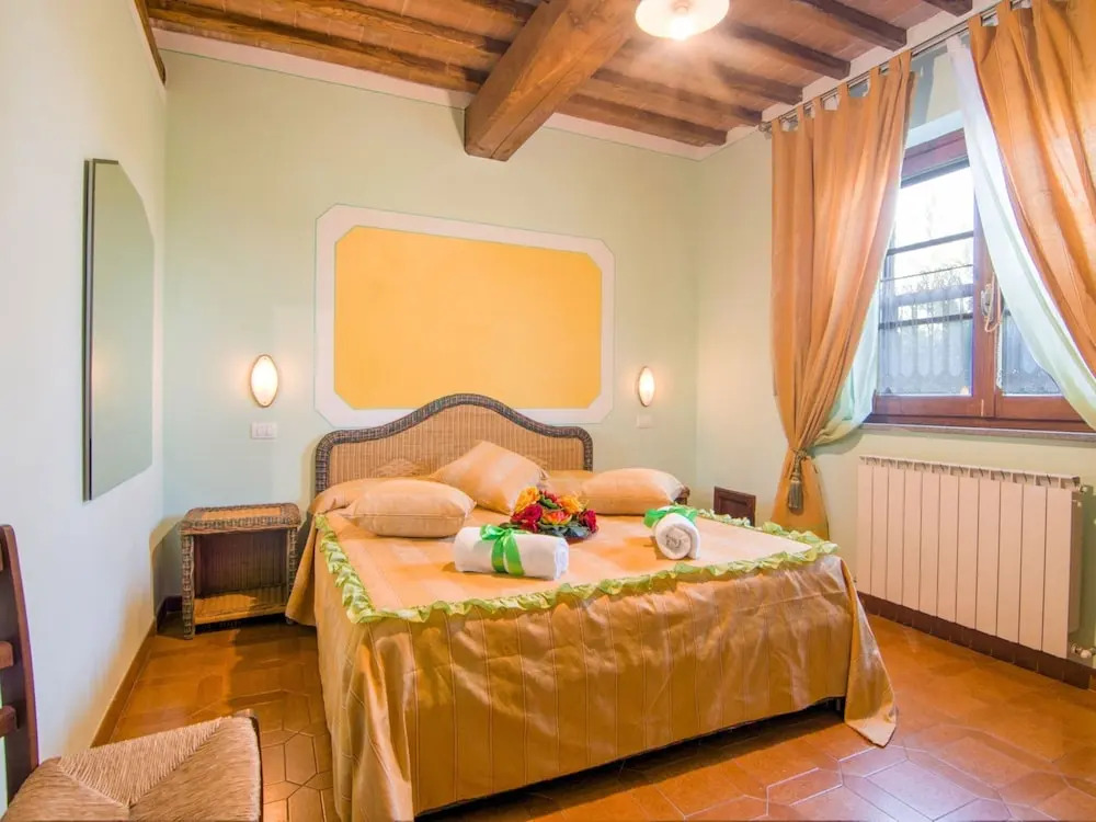 Farmhouse by Lake Trasimeno with Pool