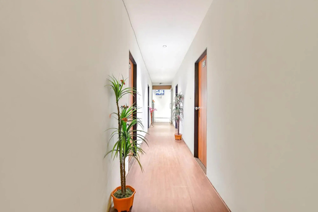 OYO Flagship 70029 Nidhivan Hotel And Rooms