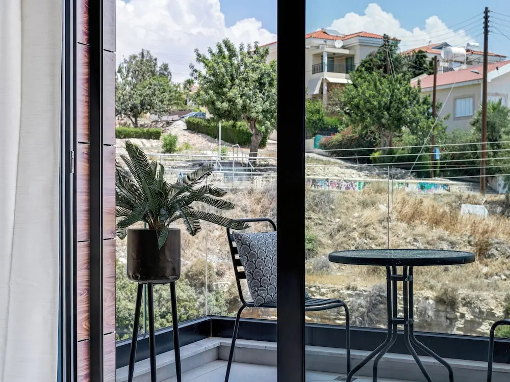 Sanders Elgio - Generous 2-bdr Apt w Balcony