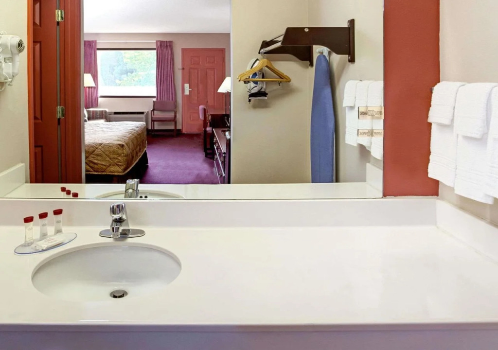 OYO Hotel Adairsville Hwy 140