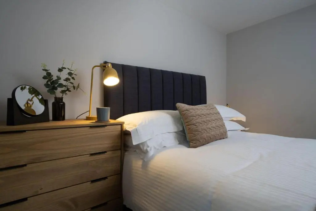 Spacious - Contemporary 2BR Apartment - Central Ambleside - Parking