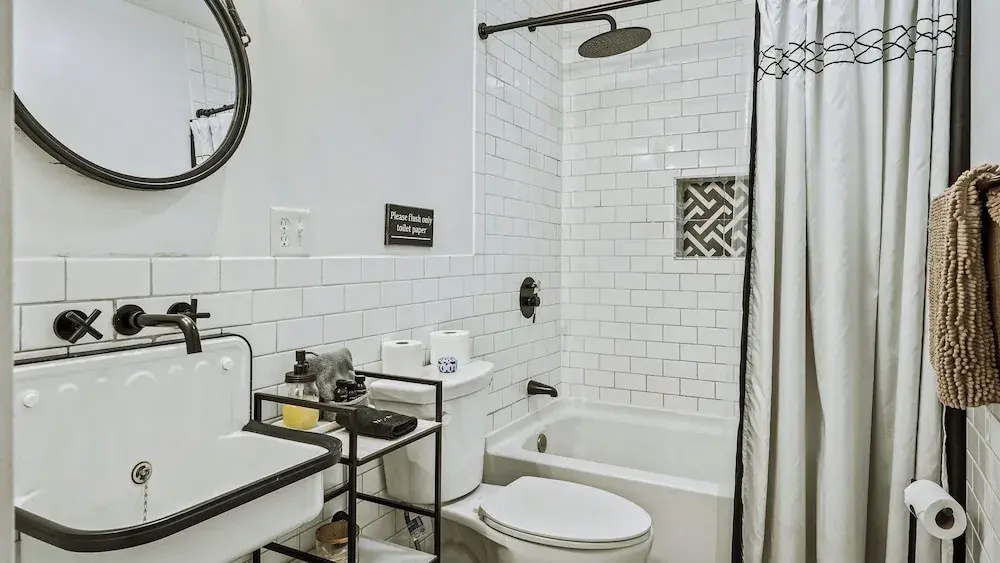 Lake Daze by Avantstay Lakefront w/ Modern Interior, Enclosed Porch & Hot Tub
