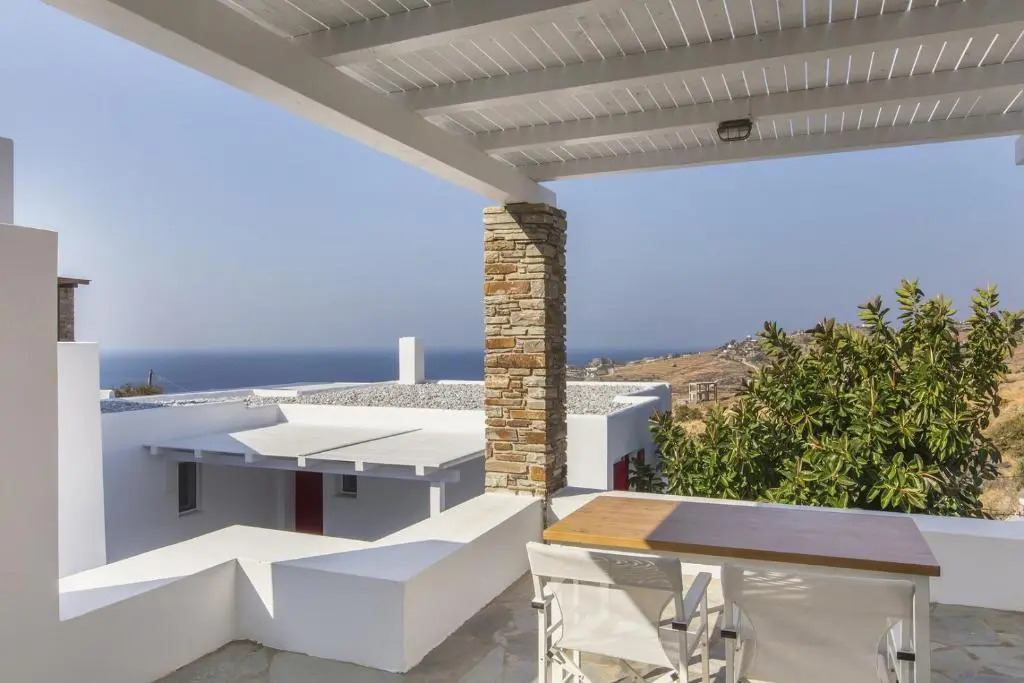 4 maisonettes with a swimming pool and a sea view, in the area of Koundouros