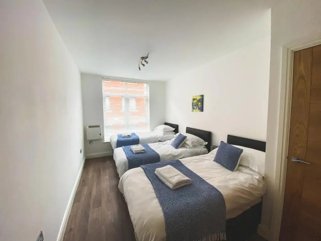 Zen Modern 2 Bedroom Apartment close to city centre ideal for a group of 4-6