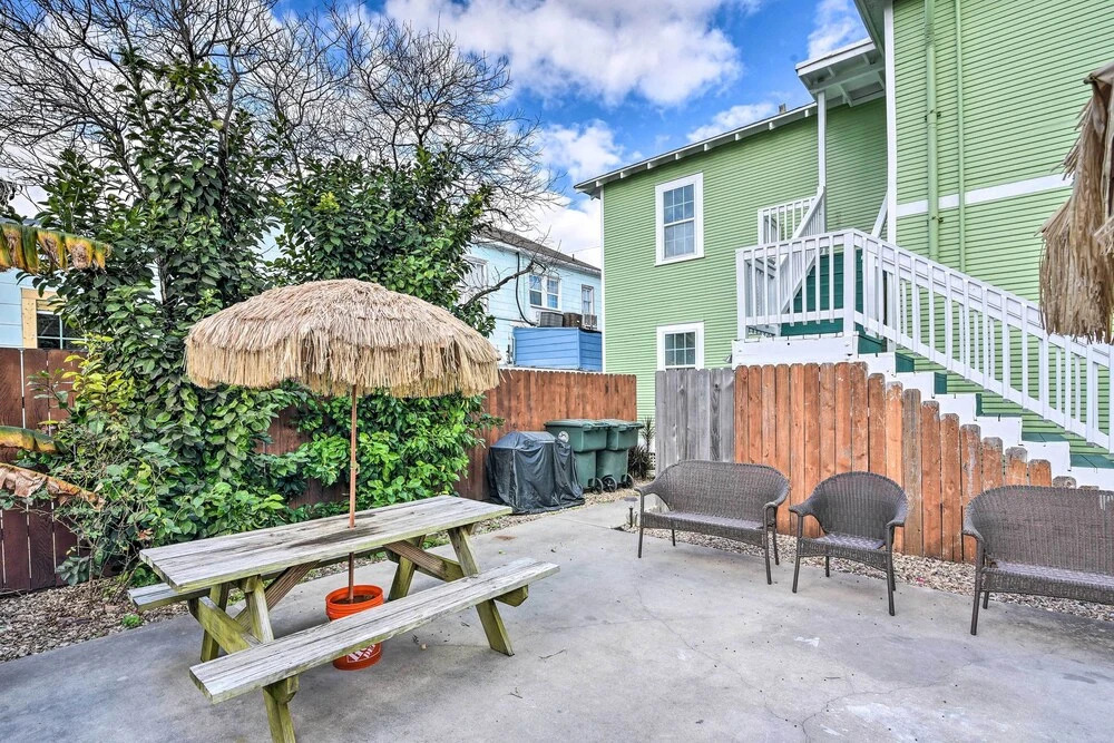 Steps to Beach: Nautical Galveston Home Near Pier!
