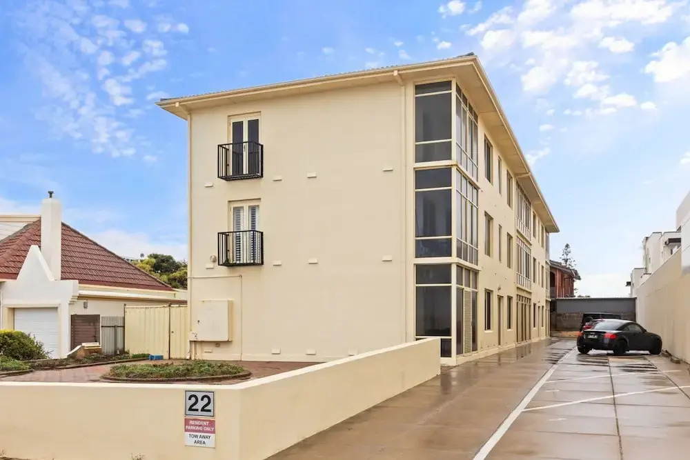 Beachside 2-bed Apartment With Balcony Views