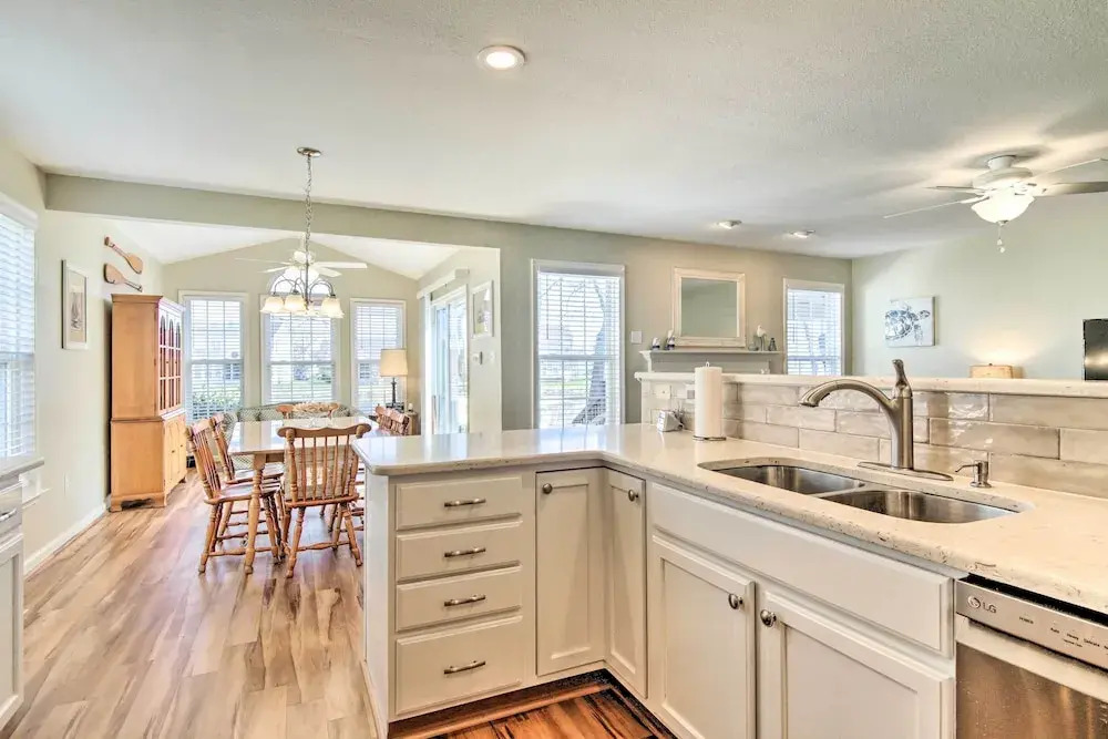 3 Mi to Bethany Beach: Gem w/ Deck & Pool Access