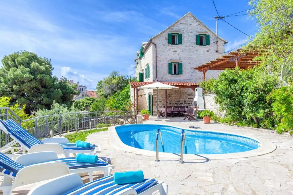 Villa Bonaca - Heated Pool, Harbour Views & Steps to Sea I Sumartin, Brač