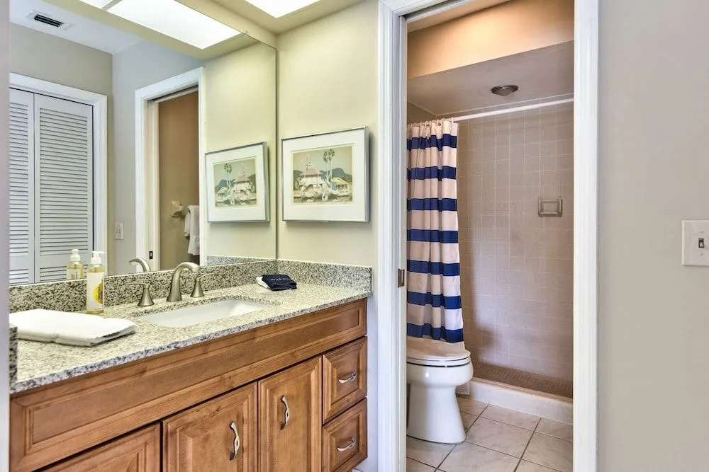 Rovigo Vacation Rental: Spacious Retreat with Panoramic Lake Views in Kings Lake. 4-BR, 4-Bathroom Home with Private Pool, just 3.4 Miles from the Vibrant Fifth Avenue South and Naples Attractions