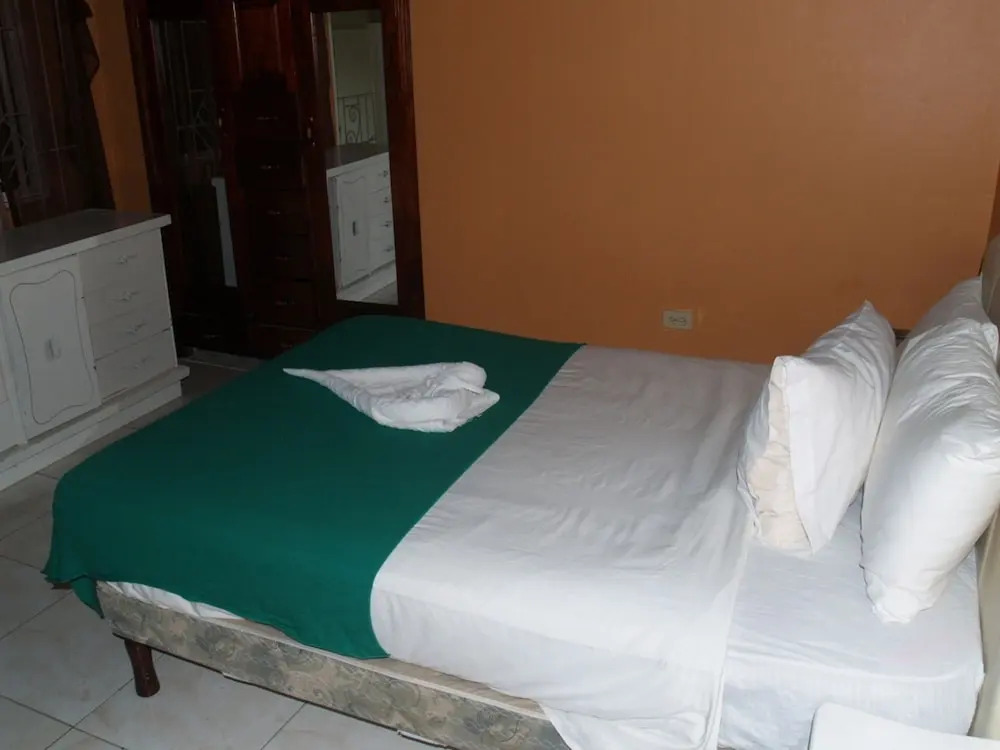 9 bed Villa Montego 10 Minute Walk to the Beach