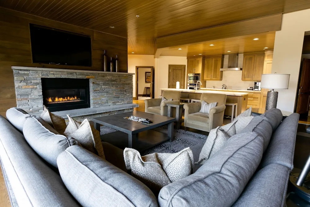 Luxury Two Bedroom Corner Suite with Mountain Views