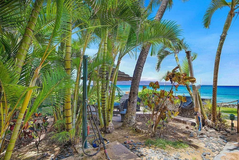 Kaleialoha 106 Ocean Front 1bd/1ba 1 Bedroom Condo by RedAwning