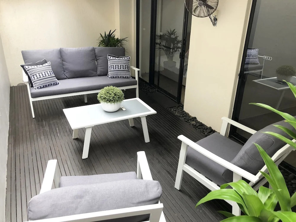 Sunshine Beach Luxe Apartment
