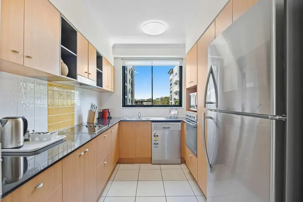 Beachside 2-bed With Pools, Gym, BBQ and Parking