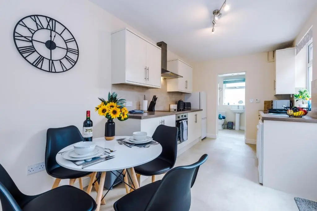 Modern apartment in Crewe by 53 Degrees Property, ideal for long-term Business & Contractors - Sleeps 4