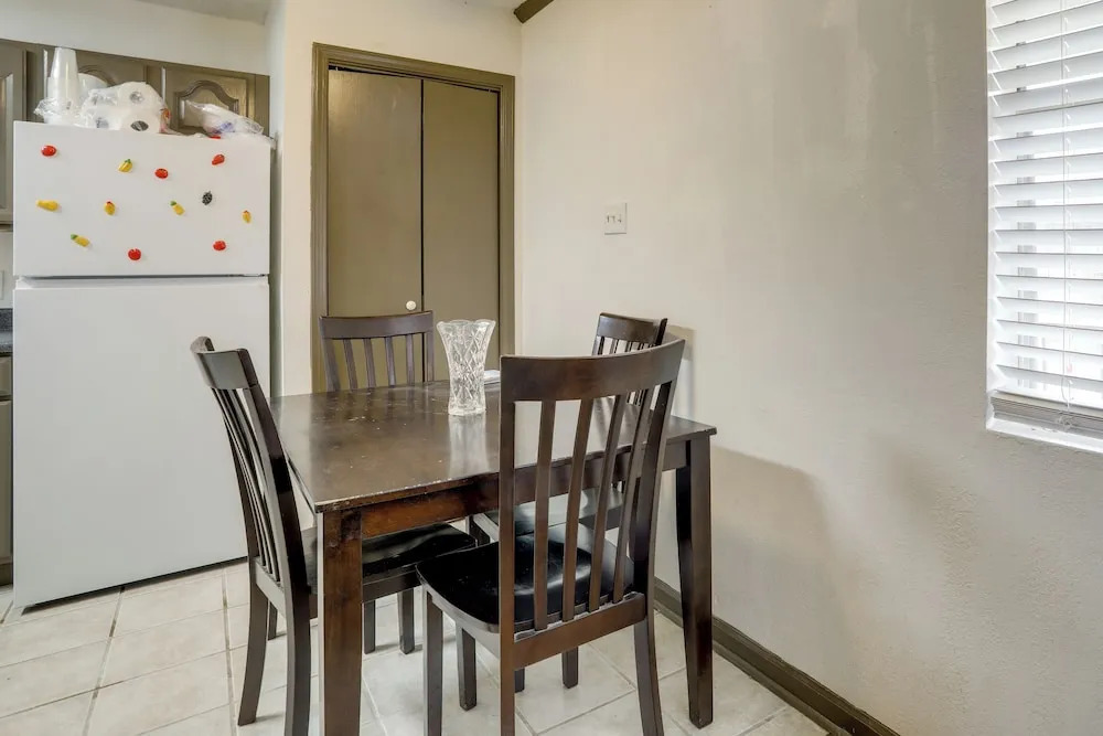 Walk to LSU Campus & Bars! Condo w/ Community Pool