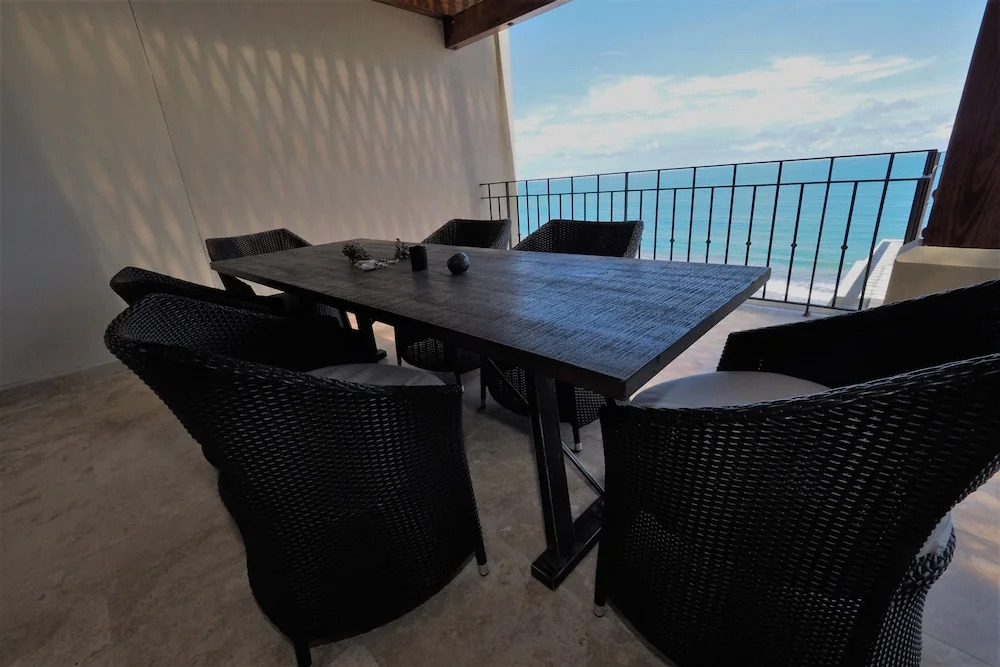 Crocs Resort Oceanfront Penthouse Jaco