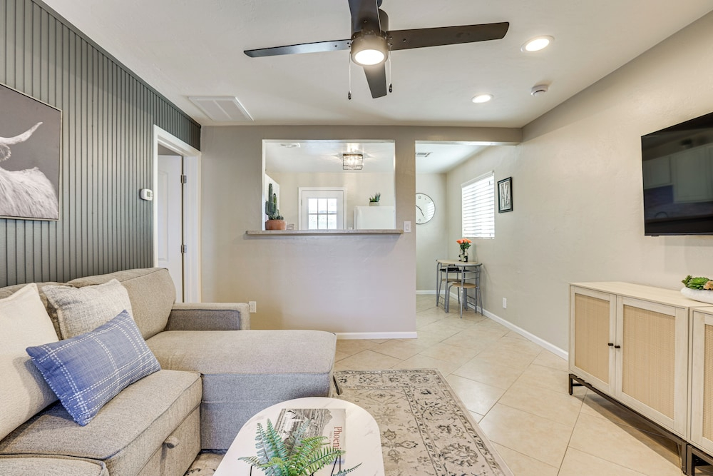 4 Mi to Dtwn Phx: Midtown Condo w/ Patio!