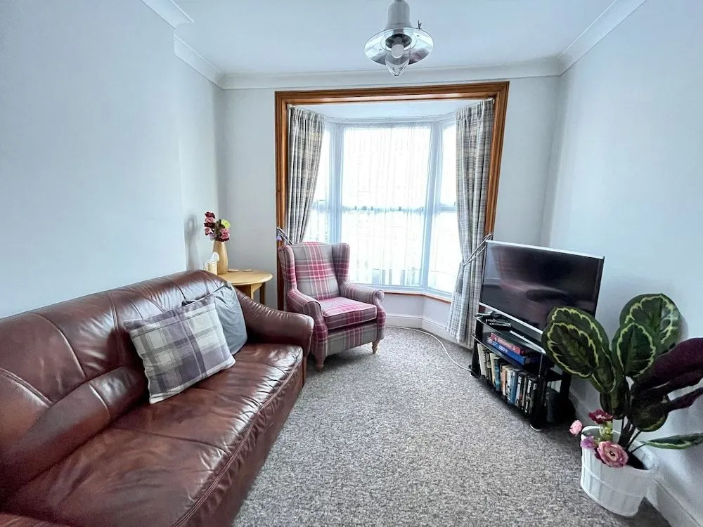 Purple Cloud Cosy 4 bed Cottage with Garden Parking Pet-Friendly