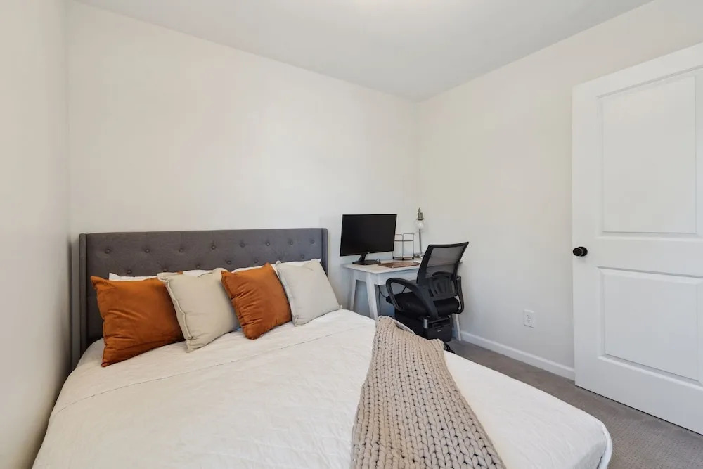 Tranquil Pet Friendly Retreat 3 Bedroom Residence by Estephanie Valdez