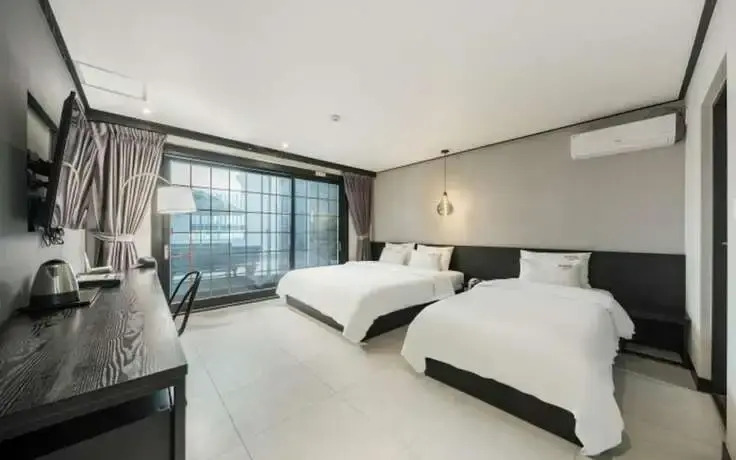 Almond Hotel Gupo Station