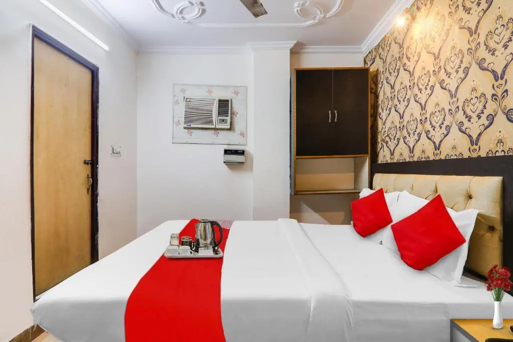 Flagship Radhey Shyam Inn Near Sahara Ganj Mall