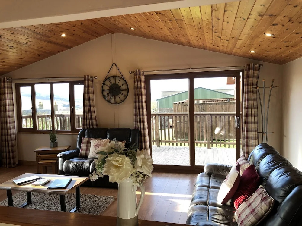 Woodpecker Lodge with Hot Tub