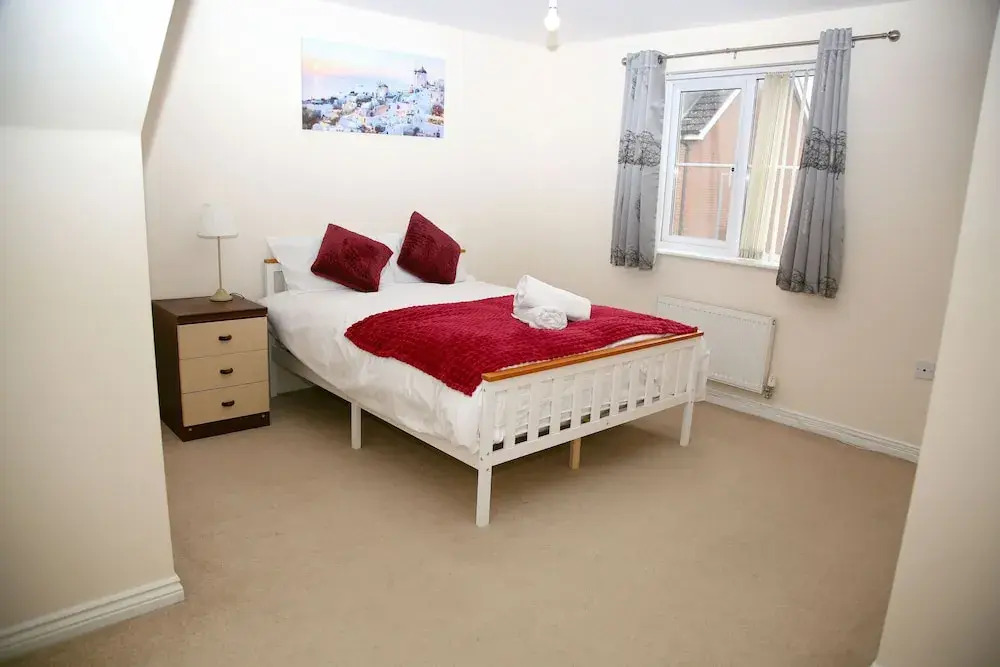 8 Guests - 4 Bedrooms - Parking - Garden