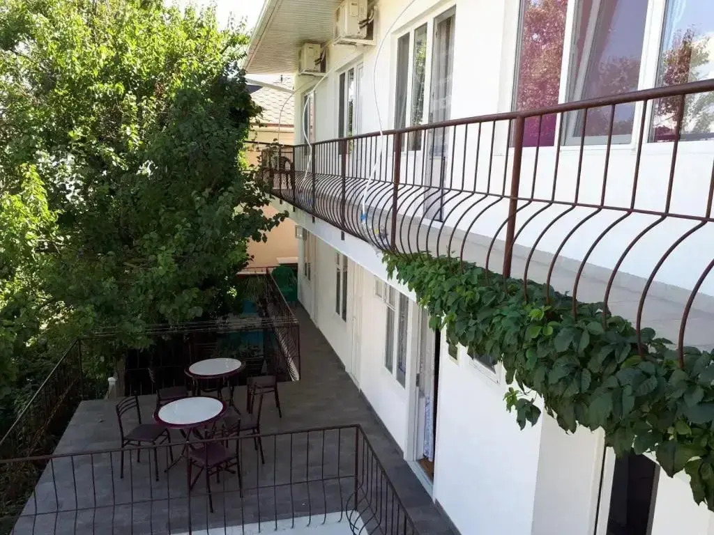 Guest house on Samburova 210b