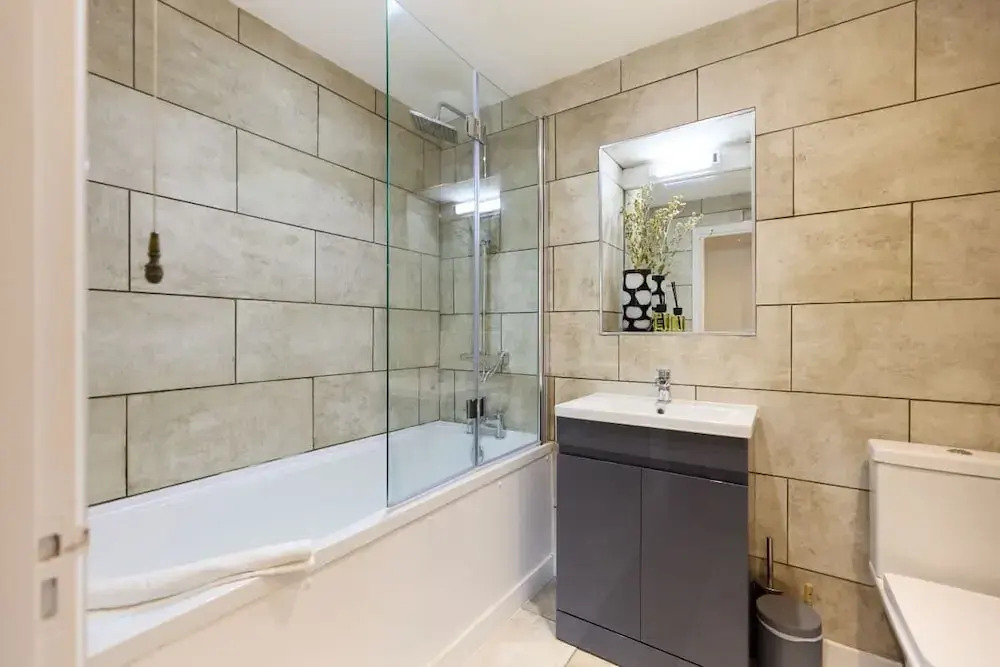 The Goodge Street Place - Bright 2bdr Flat
