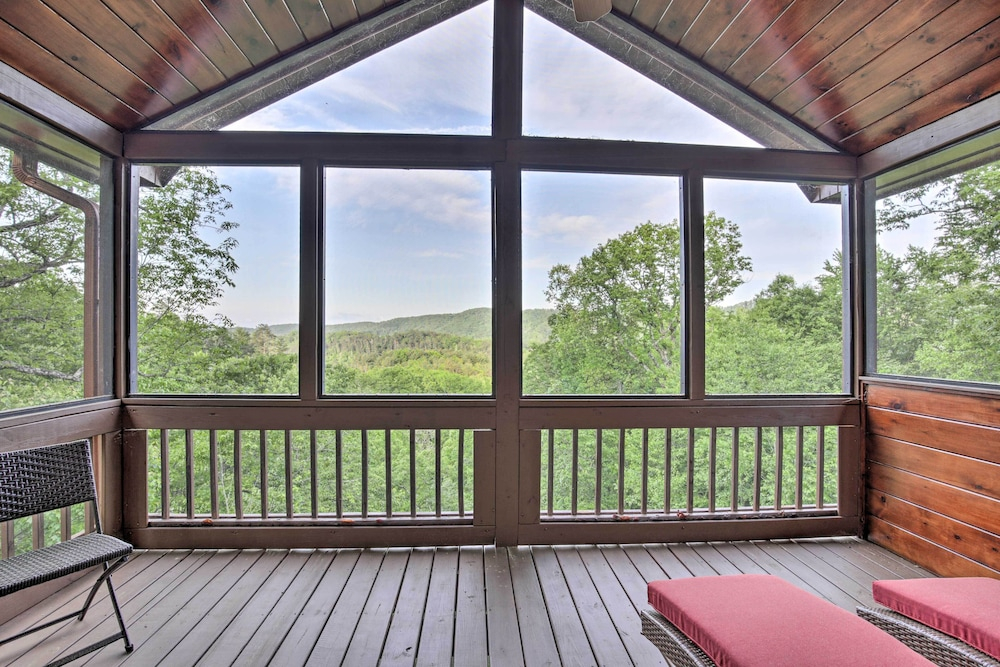 Luxe Blue Ridge Cabin Chasing Dreams w/ Hot Tub