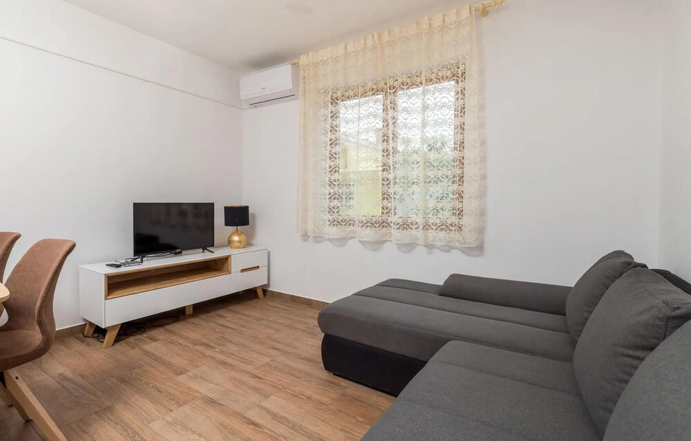 Stunning Apartment in Cres With Wifi and 2 Bedrooms